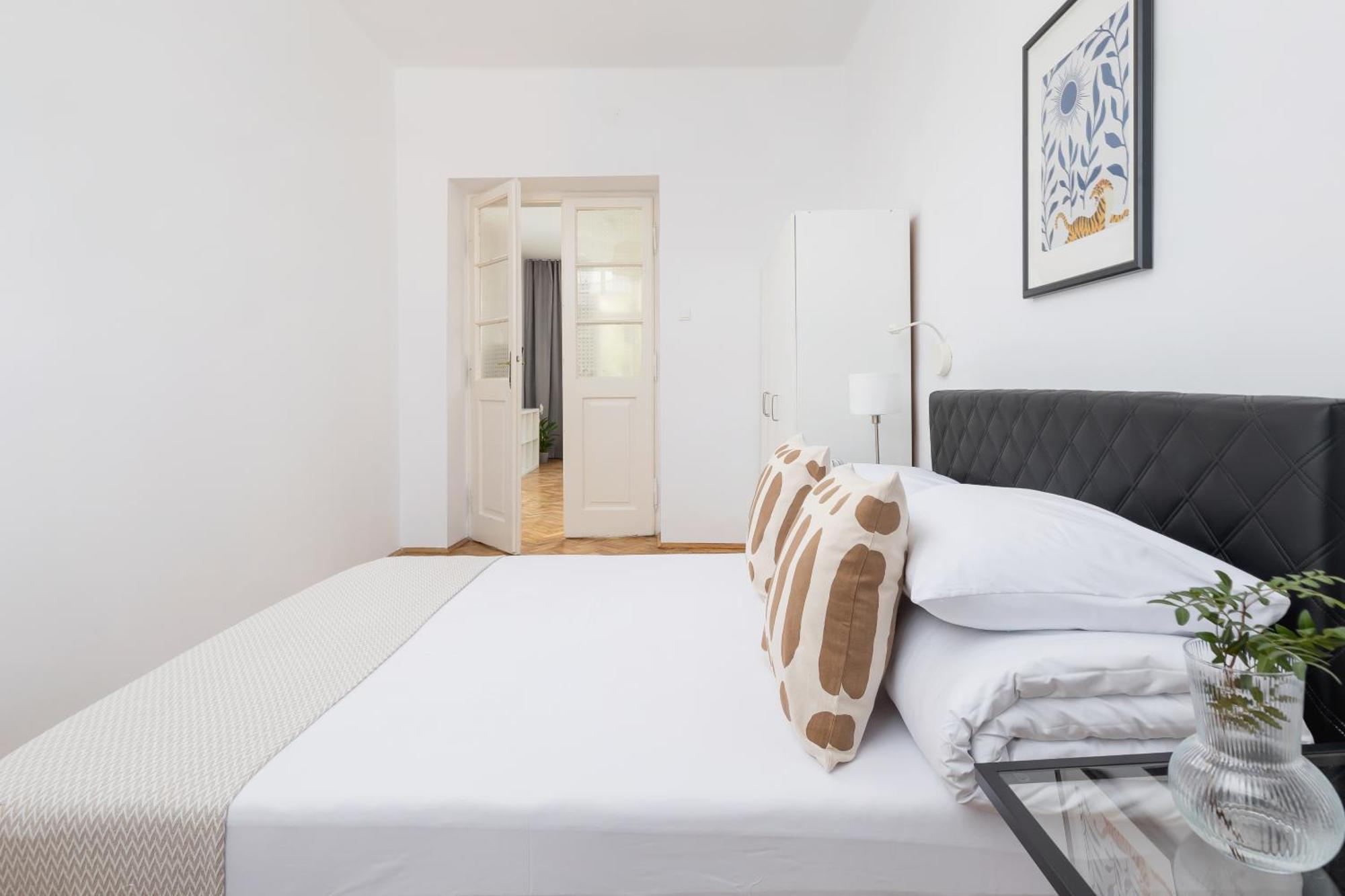 1-Bedroom Apartment With Balcony - Dluga 65 Kraków Exteriör bild